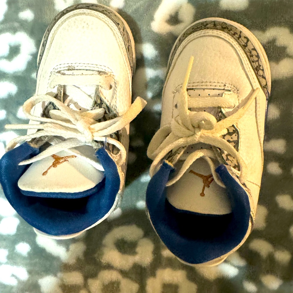 Air Jordan 3 "Midnight Navy". The classic deep-ridged elephant print moves